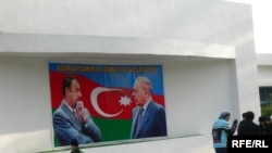 Heydər Əliyev və İlham Əliyevin birgə şəkli əks olunmuş plakat, Bakı, 7 yanvar 2007