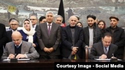 وزیر مالیه هنگام عقد قرارداد این پروژه با سفیر ایتالیا