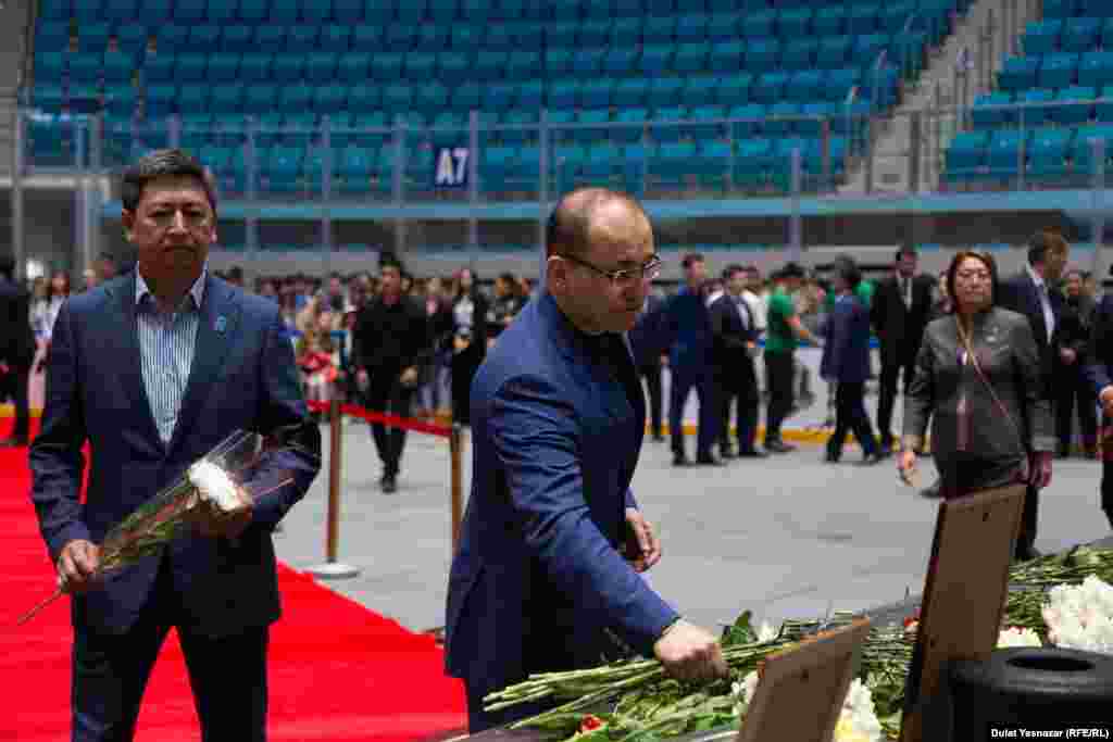 Министр информации и коммуникаций Казахстана Даурен Абаев возлагает цветы на траурной церемонии в Астане.