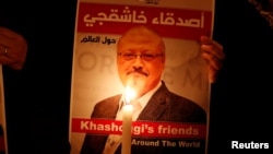 Fotografia e Jamal Khashoggi gjatë një tubimi përkujtues. 