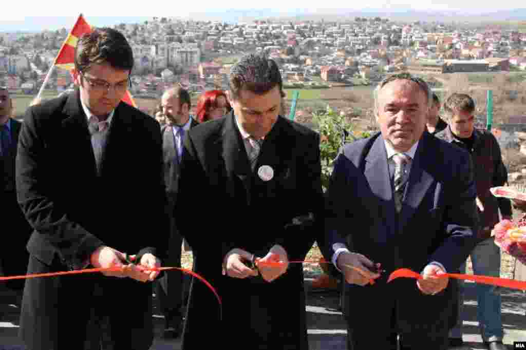 Премиерот Никола Груевски отвора водовод во Радишани - Prime Minister Nikola Gruevski Премиерот Никола Груевски отвора водовод во Радишани