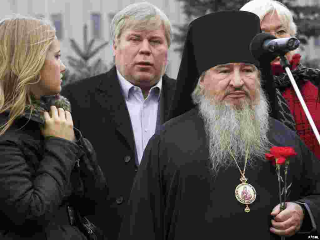 Траурный митинг у Соловецкого камня на Лубянке в день политзаключенного. Выступает епископ Ставропольский и Владикавказский Филарет.
