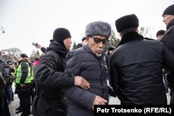 Тіркелмеген "Демократиялық партия" жариялаған наразылық шеруіне келген қарт адамды полиция ұстап жатқан сәт. Алматы, 22 ақпан 2020 жыл.
