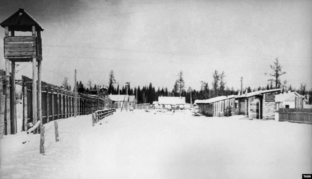 Территория Озерного лагеря, образованного в 1948 году. Лагерь был разбит на лагерные пункты, располагавшиеся между Тайшетом и Братском. Содержавшиеся в Озерлаге заключённые строили БАМ (Байкало-Амурскую магистраль), работали на лесозаготовках. 