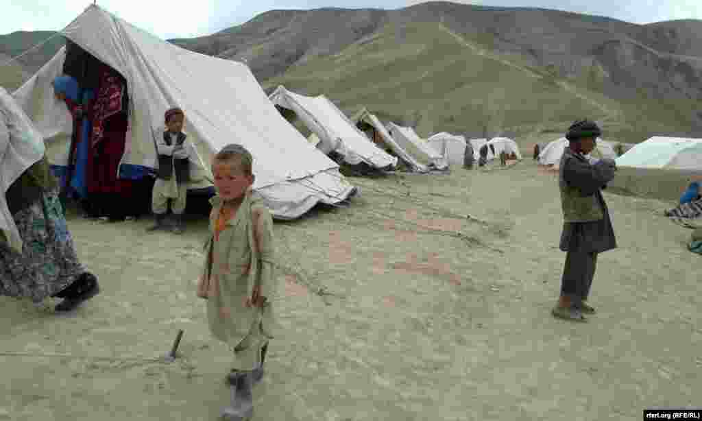 Afghanistan - People in Argo district of Badakhshan province who lost their houses waiting to receive assistance from governmental and non-governmental organizations, 03 May 2014