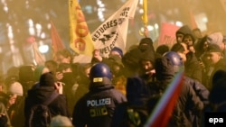 Полицейские наблюдают за участниками митинга оппонентов движения ПЕГИДА («Патриотические европейцы против исламизации Запада») во Франкфурте-на Майне. 26 января 2015 года. Иллюстративное фото. 