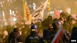 Полицейские наблюдают за участниками митинга оппонентов движения ПЕГИДА («Патриотические европейцы против исламизации Запада») во Франкфурте-на Майне. 26 января 2015 года. Иллюстративное фото.
