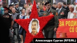Под советские песни и с портретом Сталина: военный парад в Севастополе (фотогалерея)
