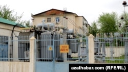 Elektrik energiýasynyň öçüp durmagy suw üpjünçiliginiň kesilmegine we öý-hojalyk enjamlarynyň zaýalanmagyna sebäp bolýar. 