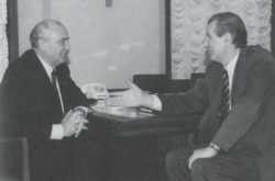 Михаил Горбачев и Зденек Млынарж во время встречи в Москве. 13 декабря 1989 года