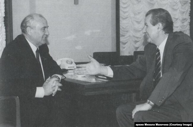 Михаил Горбачев и Зденек Млынарж во время встречи в Москве. 13 декабря 1989 года