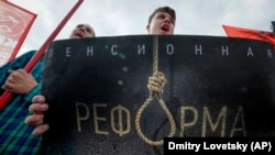 Зейнетақы реформасына қарсы Коммунистік партия ұйымдастырған наразылық шеруіне қатысушылар. Санкт-Петербург, 2 қыркүйек 2018 жыл.
