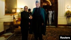 Средба на претседателите на Индија и на Авганистан, Пранаб Мухерџи и Хамид Карзаи, во Њу Делхи. 