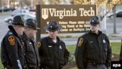 پلیس ویرچینیا می گوید پخش تصاویر عامل کشتار دانشگاه ویرجینیا تک کمکی به یافتن حقیقت نخواهد کرد.