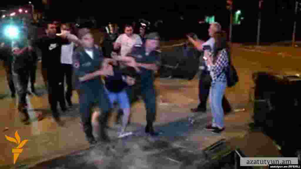 Armenia - Police apprehends protesters on Khorenatsi street, Yerevan,21Jul,2016