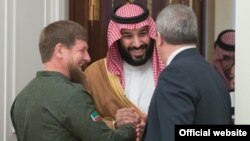 Мухаммед бин Салман (в центре) во время визита в Россиию