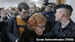 Людмила Навальная (в центре) и её младший сын Олег в суде, архивное фото  