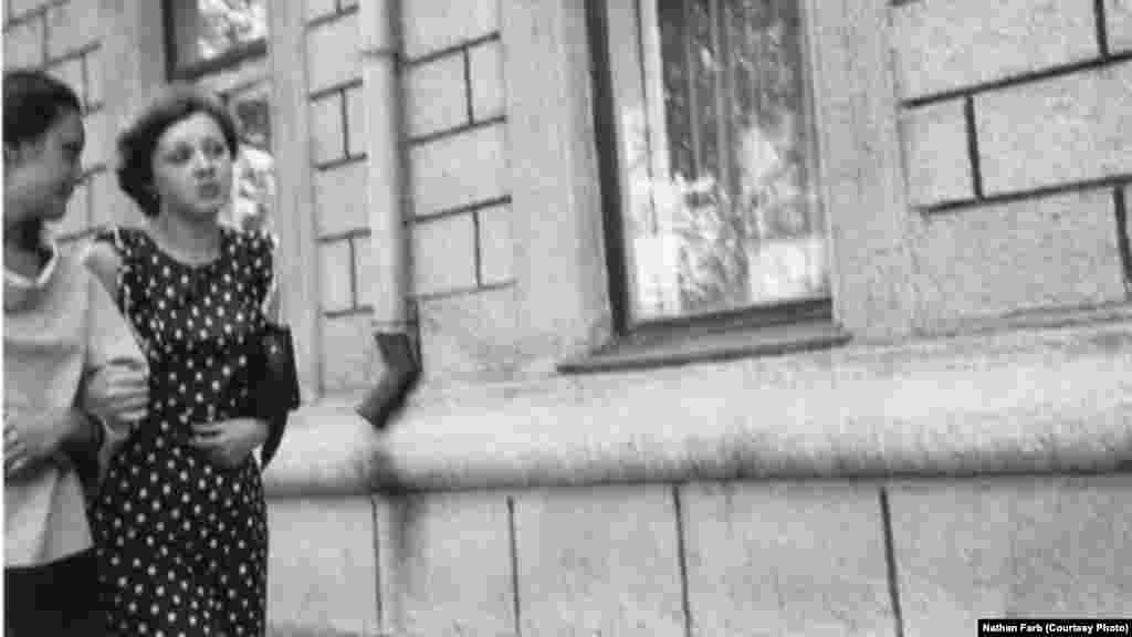 В центре города он делал фотографии, стараясь особенно не привлекать к себе внимание.