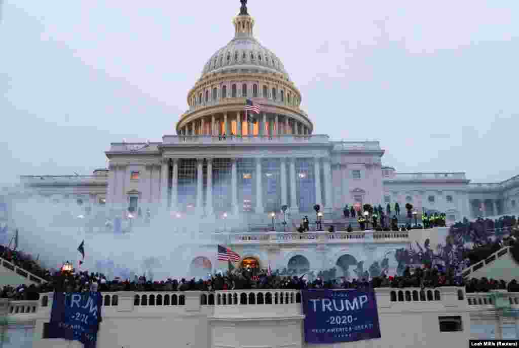 Трамп тарафдарлары Конгресс бинасы янында. REUTERS/Leah Millis