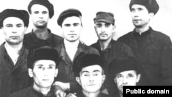 В нижнем ряду слева направо: Айдер Бариев, Иcмаил Языджиев, Иззет Хаиров. В верхнем ряду справа налево: Роллан Кадыев, Решат Байрамов