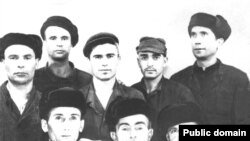 Aşağı sırada soldan salğa: Ayder Bariyev, İcmail Yazıciyev, İzzet Hairov. Yuqarıdaki sırada sağdan solğa: Rollan Kadıyev, Reşat Bayramov