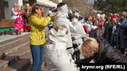 Конкурс-гра «Хто швидше замотає туалетним папером мумію»