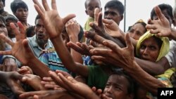 Rohinca qaçaqları Bangladeşteki qaçaqlar lagerinde aş yardımını bekley, 2017 senesi avgustnıñ 30