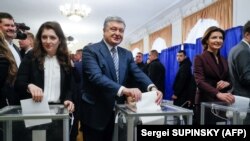 Aktuelni predsednik Petro Porošenko glasao je u Kijevu sa članovima porodice