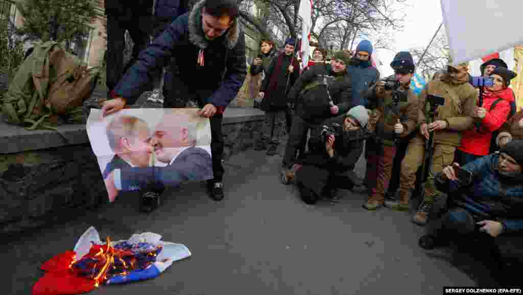 БЕЛОРУСИЈА - Поранешен офицер на белоруската полиција изјави дека учествувал во убиства на активисти на опозицијата и оти сега бара политички азил во неименувана европска земја. Ова додаде масло на обвинувањата дека безбедносните сили под контрола на претседателот Алeксандaр Лукашенко биле вмешани во исчезнувањето на опозиционери и бизнисмени.