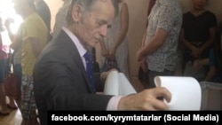 Ukraine -- Ukrainian MP, leader of Crimean Tatar people Mustafa Djemilev is voting in Kiyv