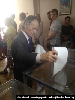 Mustafa Djemilev votînd la Kiev