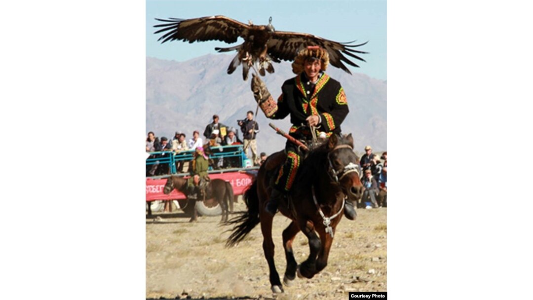 Бүкіл пойыз вагоны азиаттық әйелді сиқырлайды. Бүкіл пойыз вагоны азиаттық әйелді сиқырлайды.