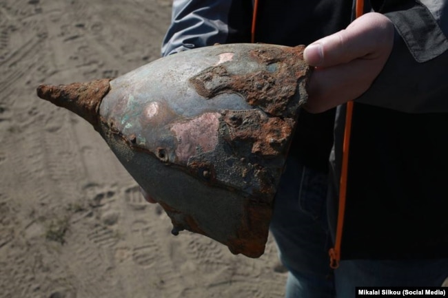 В Бобруйске нашли позолоченный тысячелетний шлем. Отдадут в музей. ФОТО