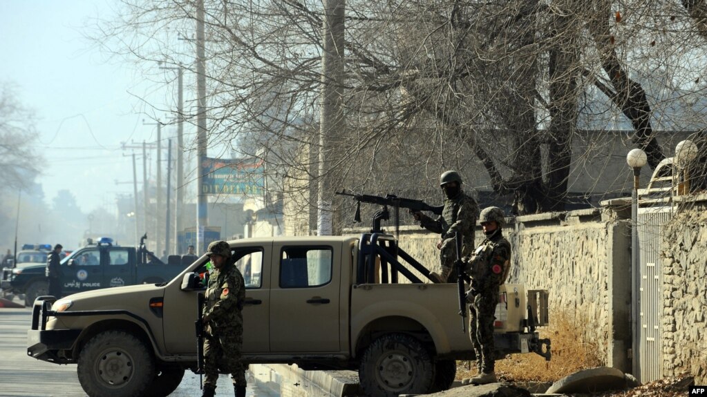 Сотрудники афганских служб безопасности на въезде на территорию NDS