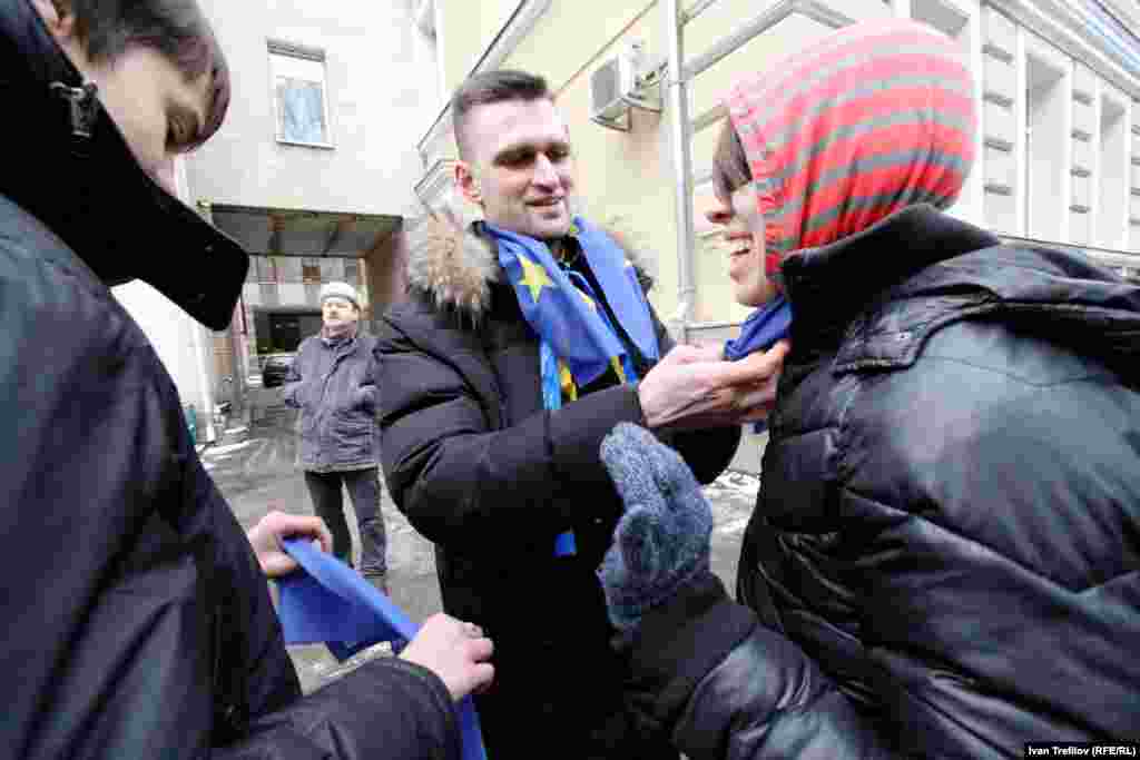 Московская акция поддержки &quot;Евромайдана&quot;. Посольство Украины