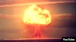 Семей ядролық сынақ полигонындағы жарылыс кезінде түсірілген видеодан скриншот.
