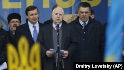 Революция Достоинства. Американский сенатор Джон Маккейн выступает на Майдане Незалежности в Киеве, 15 декабря 2013 г.