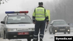 На трассе под Минском инспекторы белорусской ГАИ предпочли не рисковать ни собой, ни своими машинами