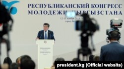 Президент Сооронбай Жээнбеков на конгрессе молодежи в Бишкеке. 12 ноября 2018 года.