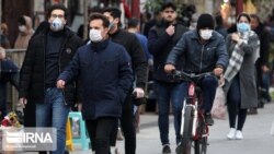 Iranci sa maskama na licu na gradskim ulicama, 26. februar 2020.