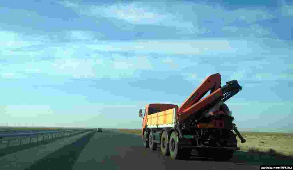 Türkmenistandaky uly asfalt ýollaryň biri