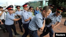 Задержания участников акций протеста 9 июля в Алматы.
