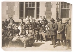 Иммигранты из Восточной Европы в федеральном иммиграционном центре на острове Эллис. Дата неизвестна. Из собрания Национального архива США