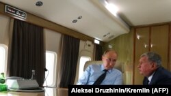 Владимир Путин и Игорь Сечин на борту самолета во время полета президента России в Кемерово в 2018 году