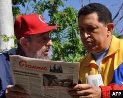 Кубаның бұрынғы президенті Фидель Кастро (сол жақта) және Венесуэла президенті Уго Чавес. Гавана, 28 маусым 2011 жыл.