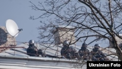 Силовики на даху будинку в урядовому кварталі, Київ, 18 лютого 2014 року