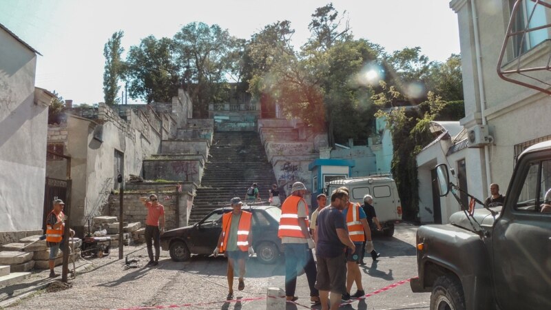 Из-за реконструкции Митридатской лестницы в Керчи местные жители боятся остаться без воды (+фото)