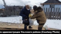 Волонтеры доставляют гуманитарную помощь местных жителей