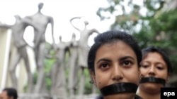 Студентки во Индија на тивок протестен марш против силувањето на жени во земјата. Илустративна фотографија.