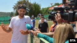 Далият положителна проба за коронавирус Григор Димитров беше в Хасково преди няколко дни, а в понеделник областният управител Стефка Здравкова призова всички, контактували с него, да се самоизолират